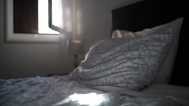 Minimum yatak odası, doğal güneş ışığı parlıyor.