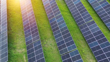 Yukarıdan gelen güneş enerjisi santrali