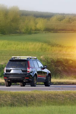 Kırsal yolda giden bir arazi aracı.