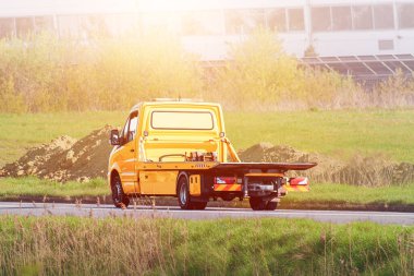 Gece yarısı yol kenarındaki boş kurtarma kamyonu