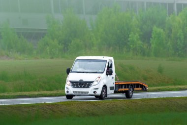 Kırsal kesimden geçen otomotiv kurtarma aracı