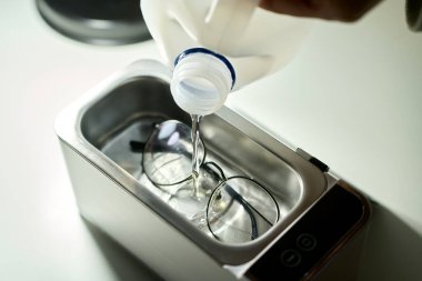 Bardaklar ultrasonik temizleyiciyle temizleniyor.