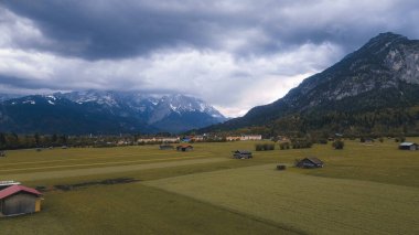 Manzaralı dağlık arazi ve tepelerin insansız hava aracı görüntüsü