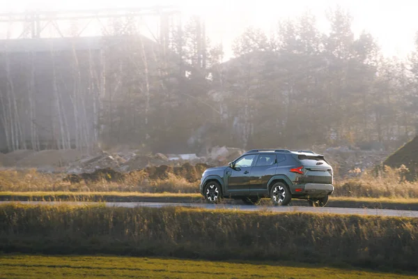 Gün batımında araç kırsalda hızla ilerliyor.