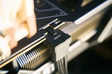 12VHPWR güç kablosu RTX 4000 serisi Polonya, Avrupa 02.04.2025 'e bağlandı