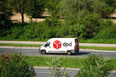 DPD logo kamyonu Avrupa 'dan geçiyor Polonya, Avrupa 26.05.2025