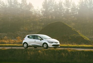 Güneşli bir günde araba sürmek