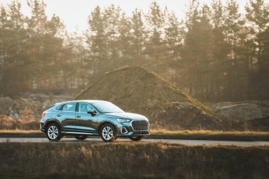 Manzaralı arazide şık bir araba yolculuğu.