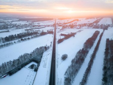 Soğuk kırsal yolun insansız hava aracı görüntüsü.