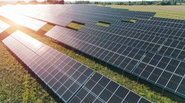 Güneşli bir günde açık alanda büyük bir güneş enerjisi çiftliği