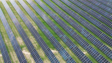 Solar çatısı olan ormanın yanındaki iki ev.