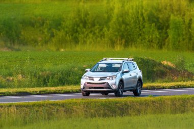 Otoyol üzerindeki arazi aracı doğal manzara boyunca