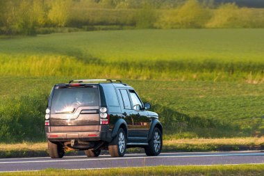 Kırsal yolda modern tasarımı olan lüks SUV