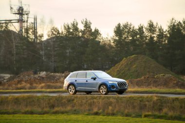 Güneş ışığında SUV ile sahne sürüşü