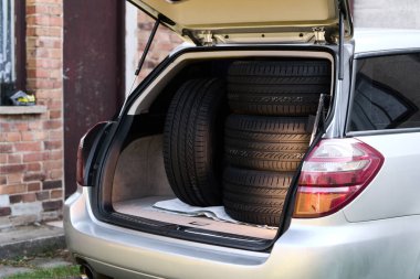 Tire service and replacement concept in car