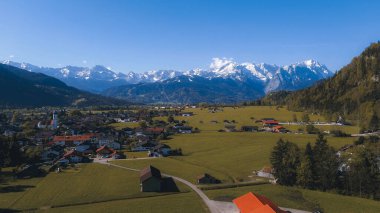 Dağ köyünün güzel bahar manzarası