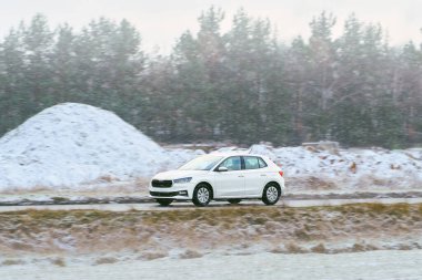 Yoğun kar havasında otomobil sürüşü