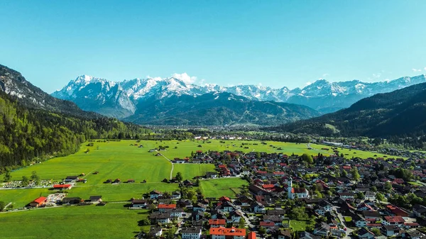 Sıcak mevsimde Alman dağ köyü