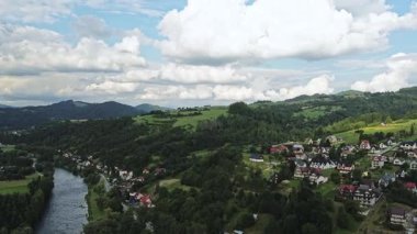 Dağ nehri yakınlarındaki yemyeşil orman ve tarım arazileri