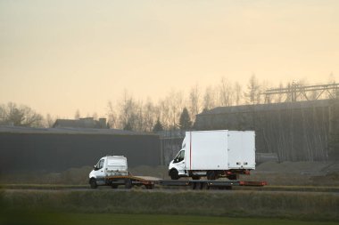 Çekici kaza sonrası yol yardımı sağlıyor