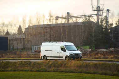 Yol kenarındaki beyaz minibüs