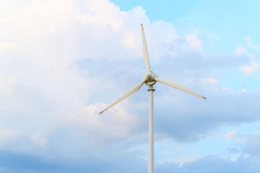 Rüzgar türbini alanda temiz enerji üretiyor