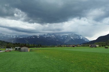 Arka planda Alpler olan ideal kırsal bölge