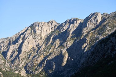 Karadağ manzaralı Kotor Körfezi bulutların altında