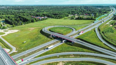 Yeşil orman yolunda trafik akıyor.