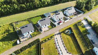 Doğal yeşilliklerle çevrili yeni yapılmış evler.