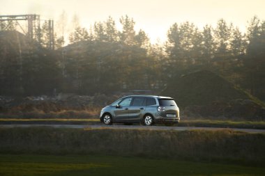 Aile minivanı kırsal bölgeye doğru gidiyor.
