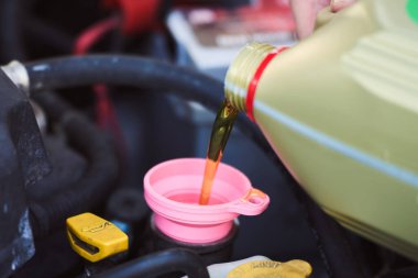 Bakım için yeni motor yağı dökülüyor