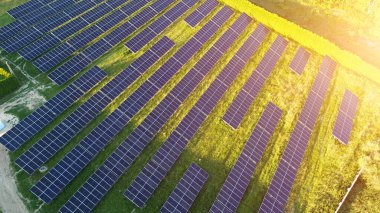 Güneş kırsal bölgelerdeki güneş panelinde parlıyor