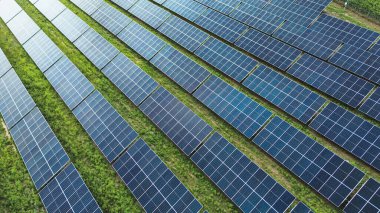 Açık mavi gökyüzünde tüylü kümülüs bulutları