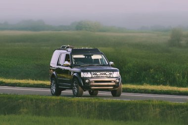 Cip tarlaları ve orman manzarasını geçiyor.