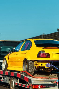 Sarı kamyonetli otoyol çekme servisi.