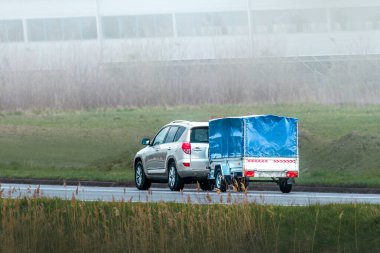 Hareket halindeki bir araba tarafından çekilen kompakt römork