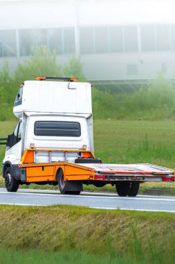 Platformu açık olan çekici.