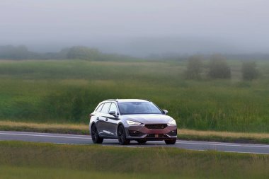 Yeşil kırsal alanlarda geziniyorum.