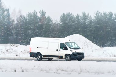 Karla kaplı otoyolda kurye minibüsü