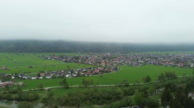 Sessiz Avrupa köyünün üzerinde puslu bir gün doğumu