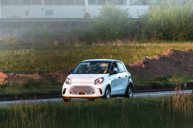 Şehrin kenar mahallelerinde modern ekonomi aracı