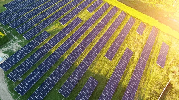 Güneş kırsal bölgelerdeki güneş panelinde parlıyor