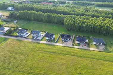 Geniş arka bahçeli lüks banliyö evleri