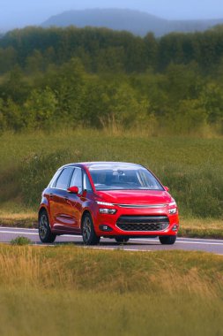 Modern araba tasarımı detaylarına sahip lüks MPV minivan