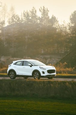 Manzaralı kırsal yolda elektrikli araba.