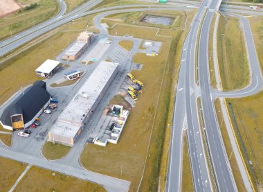 Otoyolun yakınındaki servis yolları olan lojistik merkezi.