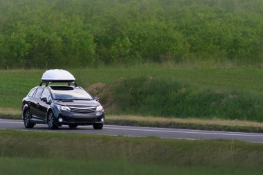 Yaz yolculuğunda çatı rafı olan bir araç