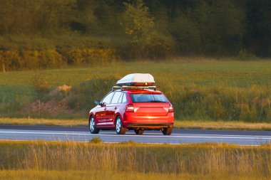 Çiftlik arazisi boyunca yaz gezisi