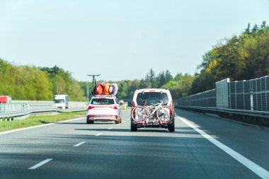 Karavan yaz aylarında Alpler 'in içinden geçiyor.